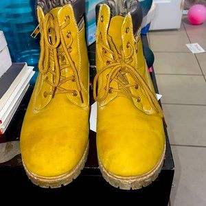 Tan/yellowish lace boots